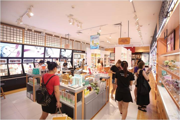 狐狸小妖提醒您:街边小店的进口美妆大牌假货多 正规连锁卖场更可靠